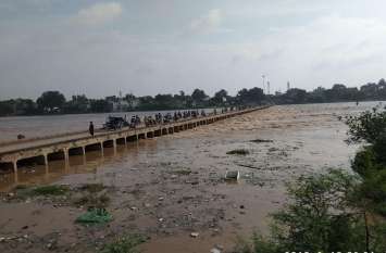 flood in river after dam gates opened VIDEO: लबालब हुई अंतःसलिला अरपा, डैम से पानी छोड़े जाने के बाद अब यहां पुल डूबे