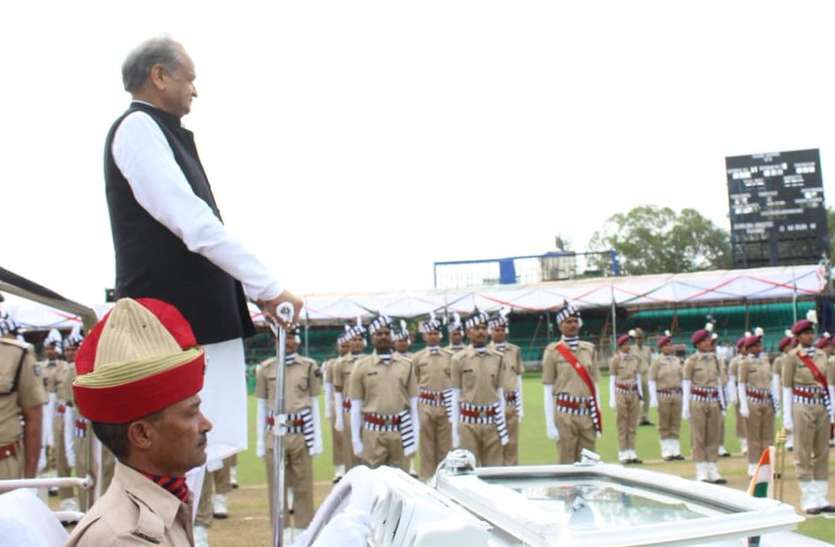 CM Ashok gehlot सीएम गहलोत बोले- केंद्र की गलत नीतियों से अर्थव्यवस्था डांवाडोल, बढ़ते अपराधों पर दी सफाई