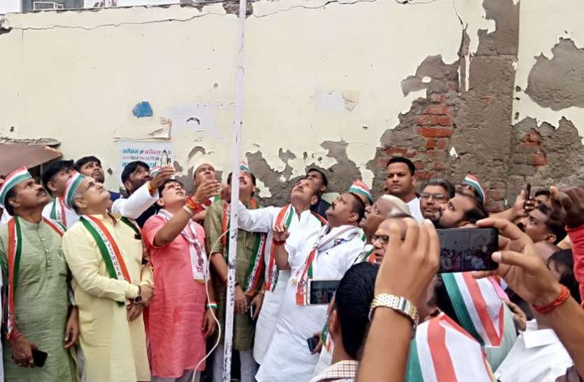 Independence Day जब भाजपा के संगठन मंत्री भवानी सिंह ने फहराया तिरंगा, तो लगे ये नारे