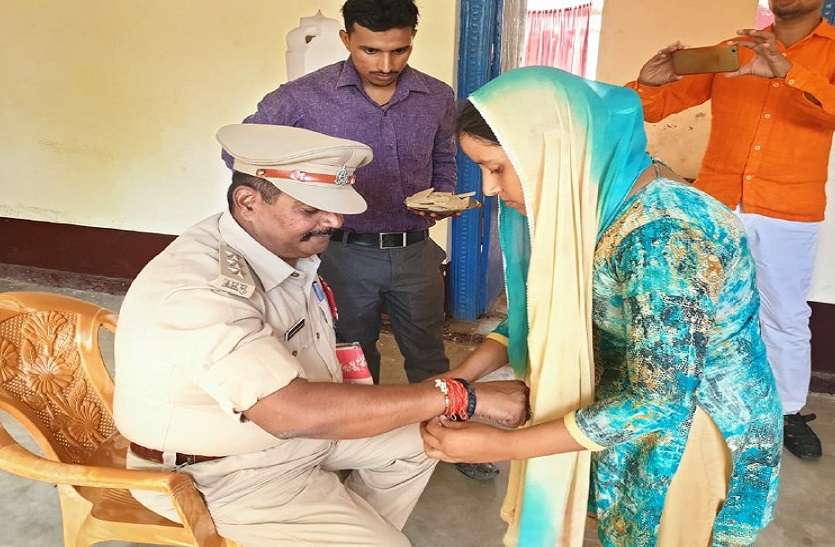 up news देश की सीमा पर शहीद हुए चंदन राय की बहन आज भाई की याद में रो रही थी, तब पुलिस के इस अधिकारी ने पहुंचकर अपनी कलाई आगे बढ़ा दिया