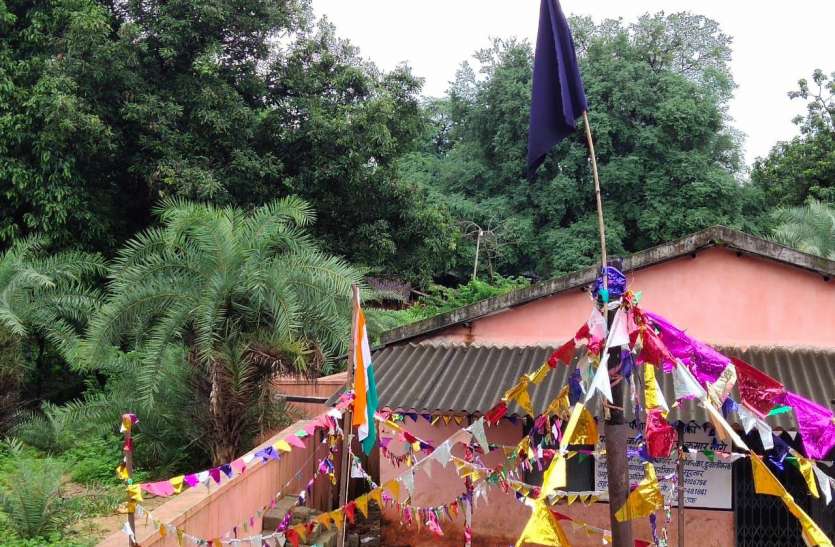 Naxal Crime बस्तर के अंदरूनी इलाकों में आज भी चालू है दोहरी सरकार, फहराया गया दो झंडा एक तिरंगा और एक......