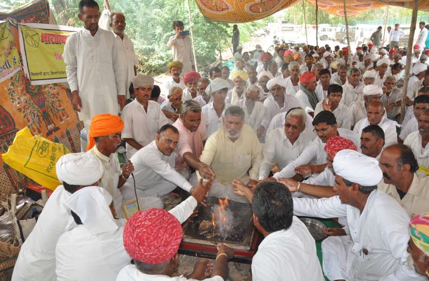 Assurance received, farmers' strike ends second day आश्वासन मिला, किसानों का धरना दूसरे दिन समाप्त