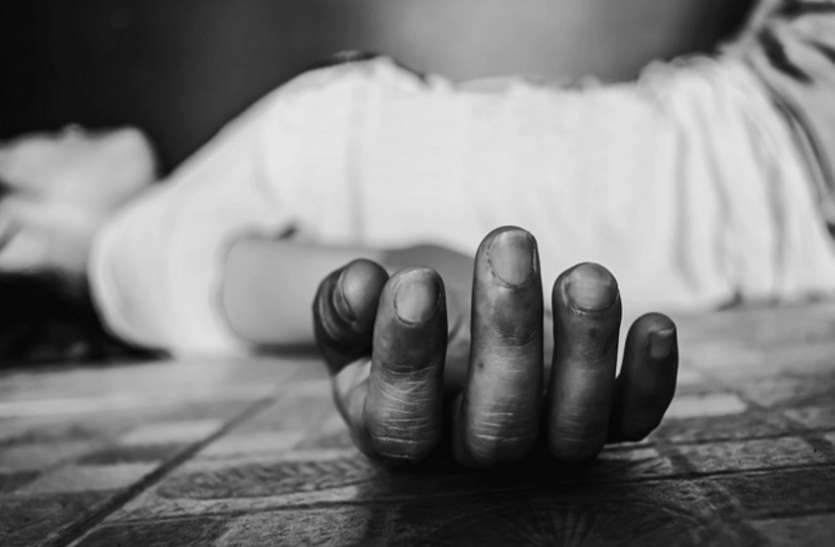 One dead due to current खेत में फैला करंट, एक की मौत, दो गंभीर