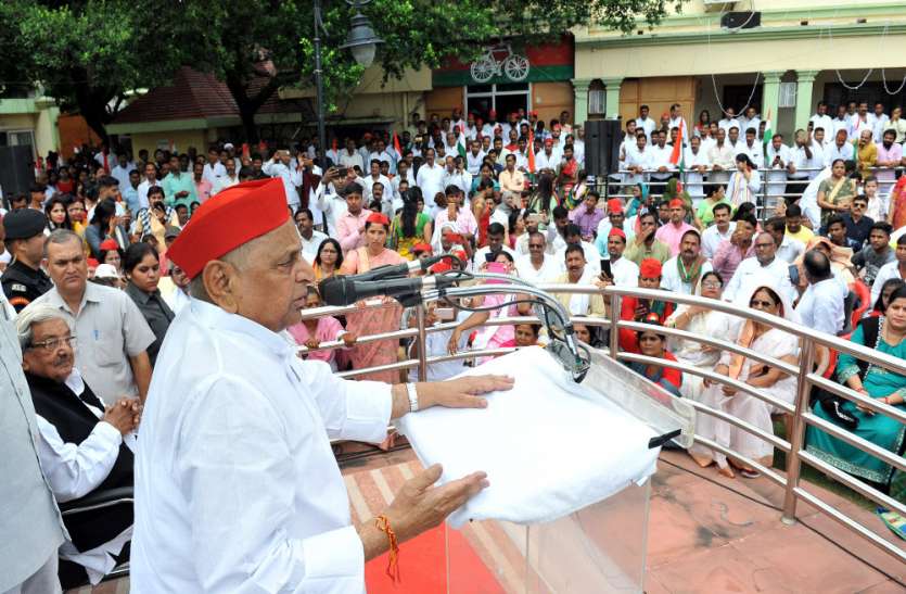 Mulayam Singh Yadav Independence Day Celebration2019 : पूर्व रक्षामंत्री मुलायम सिंह यादव ने पार्टी कार्यालय पर झंडा फहराया