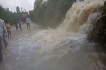 Video of Flood on railway track रेलवे ट्रेक पर अचानक आई बाढ़ से मचा हाहाकार, देखें हैरान करने वाला वीडियो