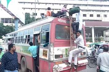 raksha bandhan buses and trains full in ghaziabad VIDEO: रक्षाबंधन पर बस-ट्रेन फुल, जान जोखिम में डाल छतों व गेट से लटककर सफर कर रहे यात्री
