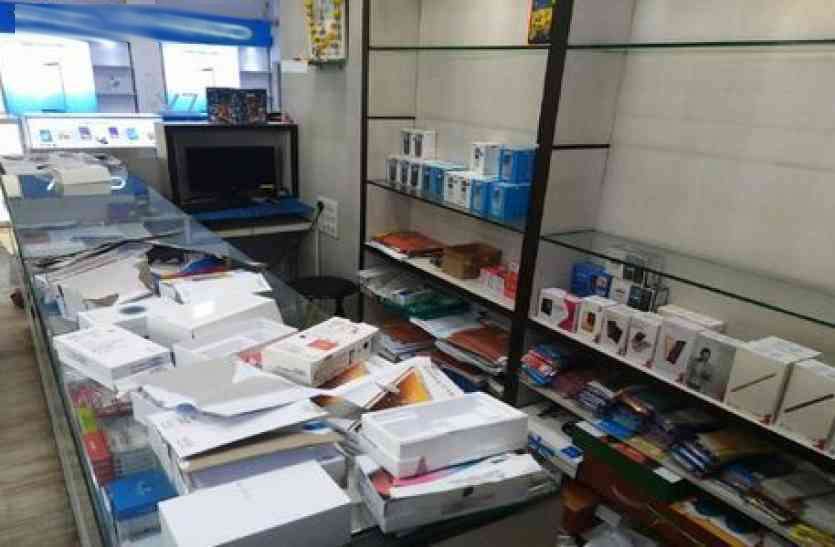 mobile theft शॉप से लाखों रूपए के एंड्रॉयड मोबाइल व नगदी चोरी, सस्ते और की-पेड मोबाइलों को चोरों ने छुआ भी नहीं