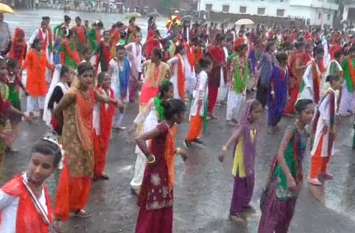 Independence Day 2019 : Independence Day Celebrated In Banswara आसमान से बरसती बूंदों के बीच शान से लहराया तिरंगा, बच्चों ने भी दिखाया देशभक्ति का जज्बा, 35 प्रतिभाओं को नवाजा