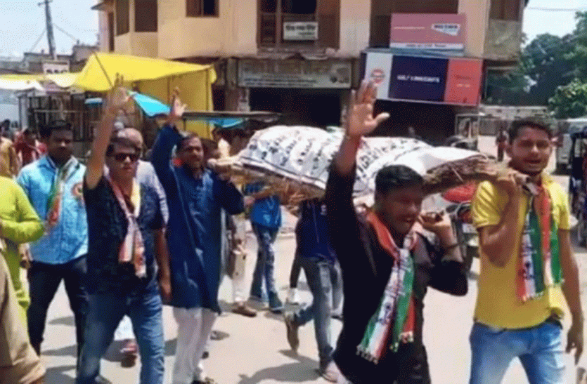 Shaheed Ashfaq Ulla Khan Shodh Sansthan celebrated Independence day स्वतंत्रता दिवस : देश की आज़ादी के मौके पर अयोध्या में निकाली गयी गद्दारों की शवयात्रा