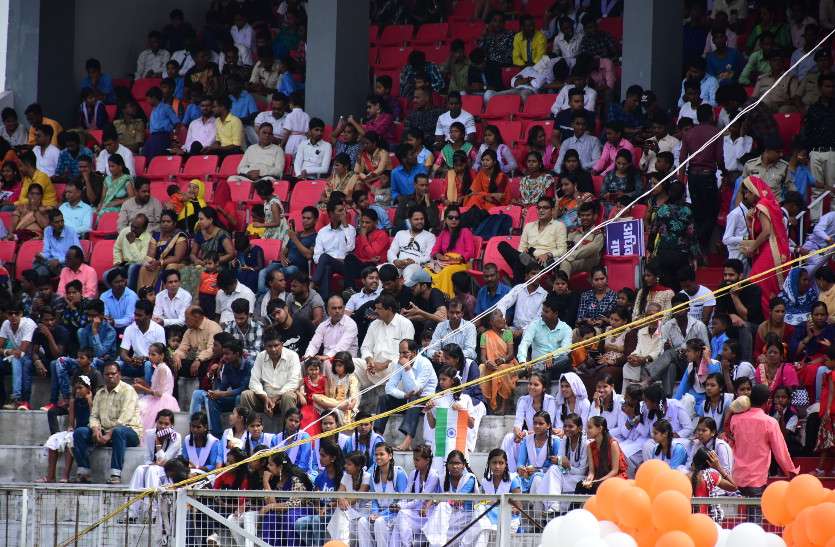 स्वतंत्रता दिवस : टीपी नगर इंदिरा स्टेडियम में जिले के प्रभारी मंत्री ने किया ध्वजारोहण, प्रदेश के विकास पर दिया जोर