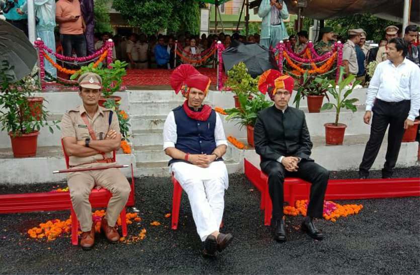 patrika 72वां स्वतंत्रता दिवस : बरसते पानी में बिना छाता लगाए बैठ गए मंत्री पटवारी