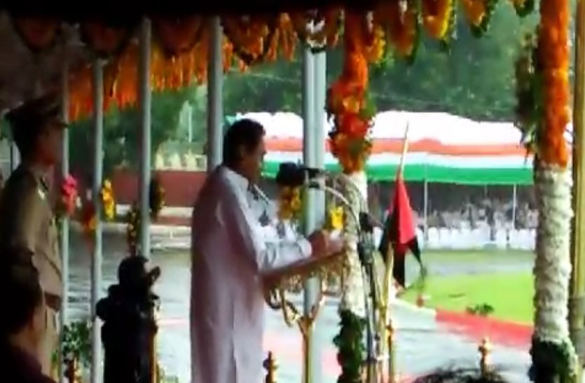 KAMAL NATH वचन-पत्र को 5 वर्षों में पूरा करने का किया वादा, CM बोले - गरीबी, बेरोजगारी से मुक्ति दिलाना सरकार का लक्ष्य