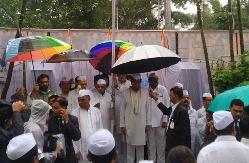 KAMALNATH मुख्यमंत्री कमलनाथ ने पीसीसी में फहराया तिरंगा, बड़ी संख्या में कांग्रेस कार्यकर्ता मौजूद