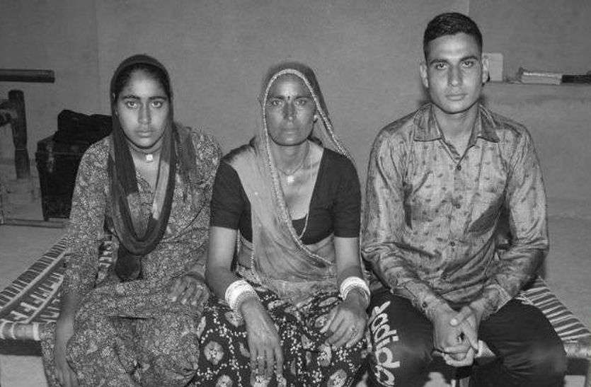 sister tie rakhi to his brothers statue who sacrifices for country रक्षाबंधन: आतंकियों से लड़ते हुए शहीद हुआ था भाई, अब बहनें बांधती है प्रतिमा पर राखी