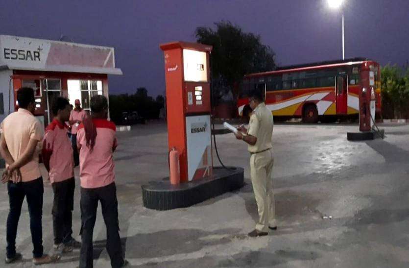 Pistol on salesmen for asking for diesel money डीजल के रुपए मांगने पर सेल्समैन पर पिस्तौल तान 11 हजार रुपए झपटे