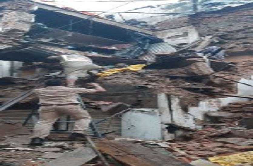 red alert of heavy rainfall announced for hadoti regionCoaching city रात से जारी बारिश से जलमग्न हुई कोचिंग सिटी, इंद्रा मार्केट में तीन मंजिला मकान ढ़हा, टापू बनी कई बस्तिया, बहे महिला और बच्चा, रेस्क्यू टीम हुई घनचक्कर