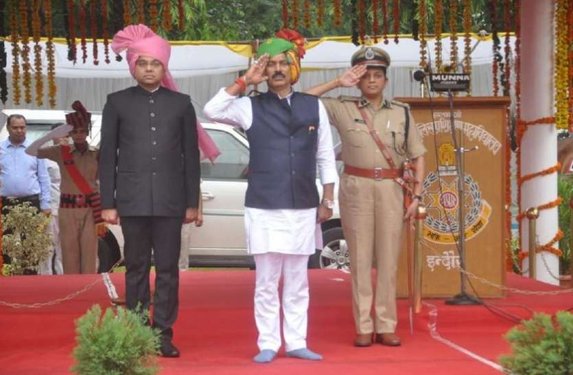 indore Independence Day : इंदौर में स्वास्थ्य मंत्री तुलसी सिलावट ने फहराया तिरंगा, अधिकारी-कर्मचारी पुरस्कृत, देखें VIDEO