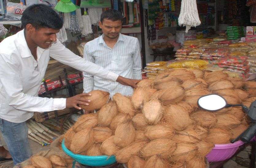Impact of floods: rise in prices of coconut and flowers बाढ़ प्रभावित इलाकों का असर : नारियल और फूलों के भाव में उछाल