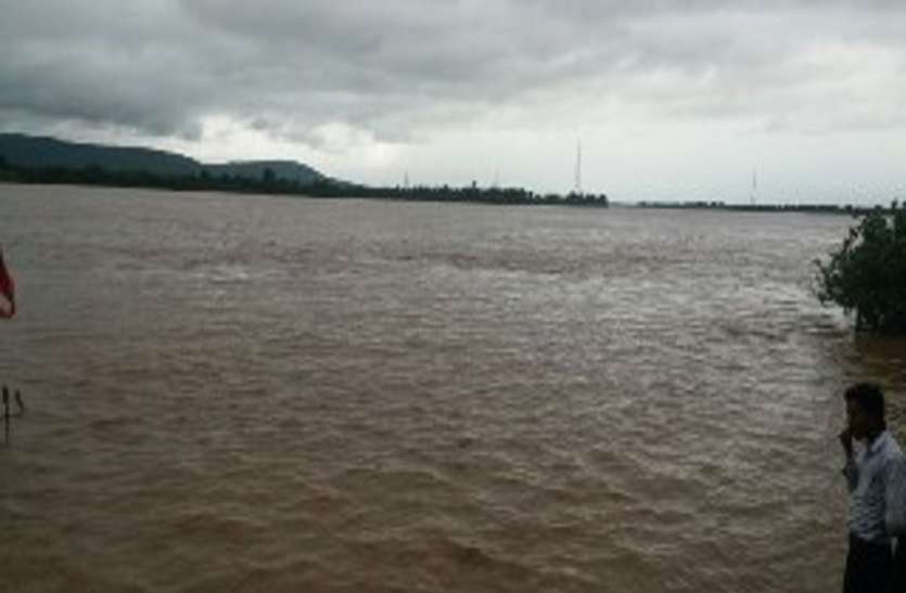 narmada flood news उफान पर नर्मदा, चौबीस घंटों मेंं बढ़ गया नौ फीट पानी