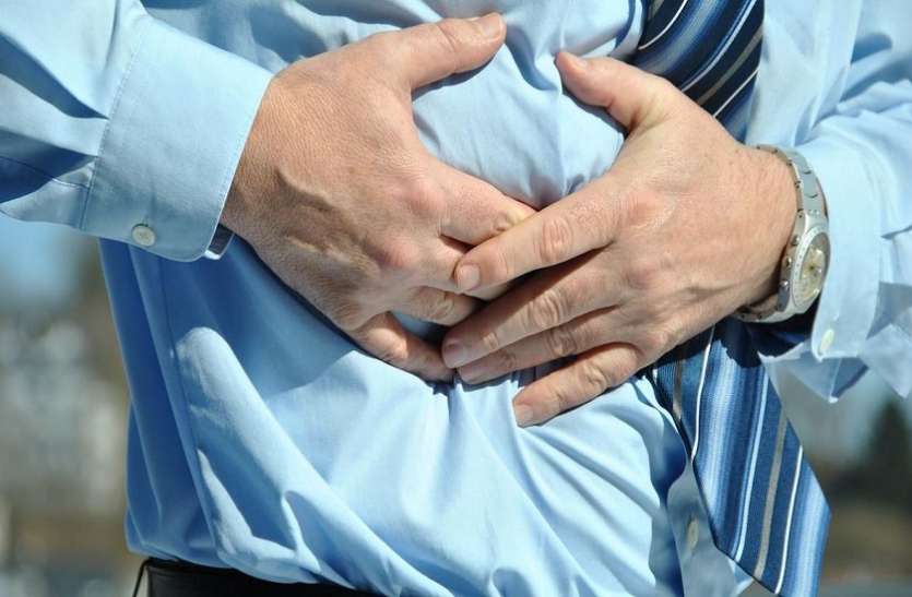pain in stomach इस शख्स के पेट में उठने लगा था तेज दर्द, डॉक्टर के पास गया तो सामने आया चौंकाने वाला ये सच