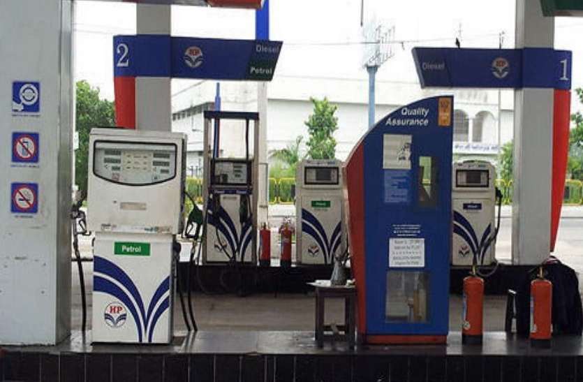 DEMO PIC Noida: 1 लीटर Petrol लेने पर थमा दी इतने सौ रुपये की पर्ची तो सील हुआ Pump