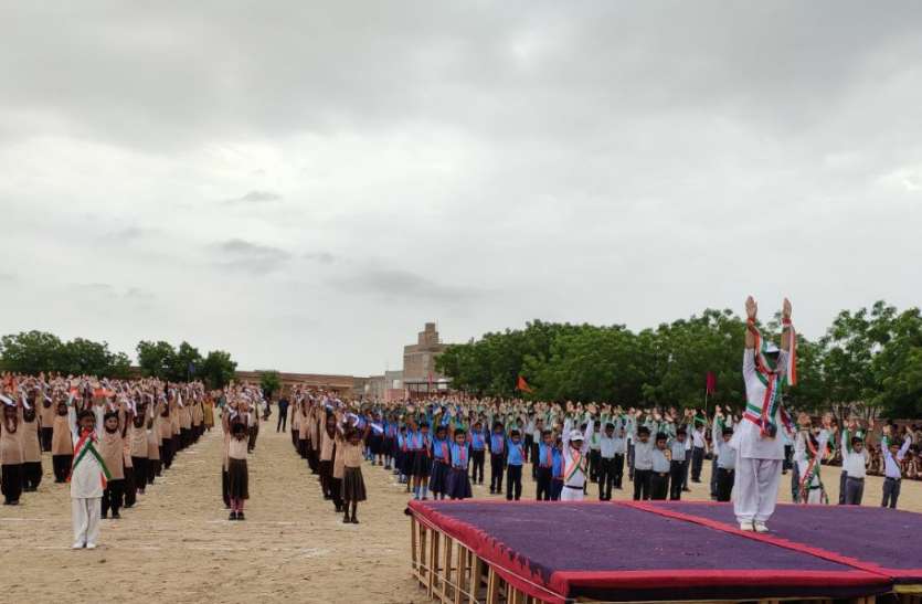 73rd Independence Day celebrations celebrated with joy 73 वां स्वतंत्रता दिवस समारोह हर्षोल्लास के साथ मनाया, गूंजे देशभक्ति के तराने