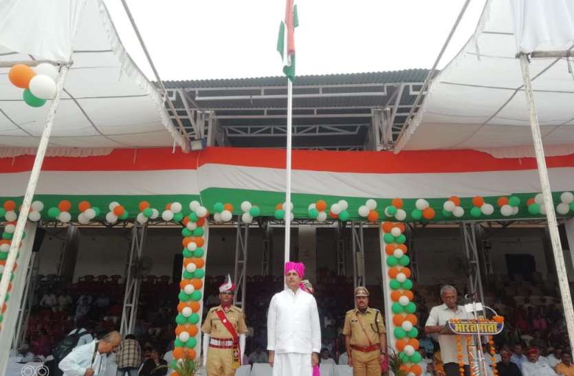 tricolor waved proudly बाड़मेर में आन-बान-शान से लहराया तिरंगा