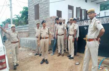 police raid in several places, four arrest मादक बेचने वालों की धरपकड़ में अनेक जगह छापेमारी