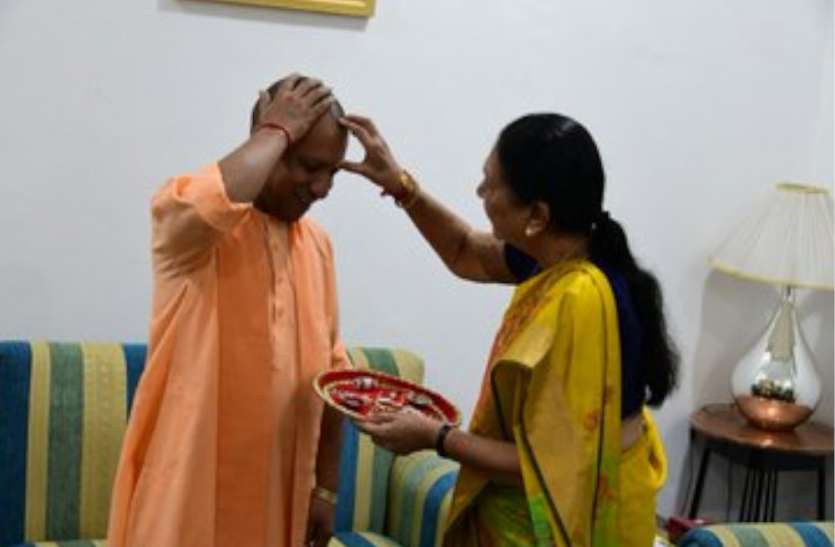 Raksha Bandhan 2019 Raksha Bandhan 2019 : राज्यपाल आनंदीबेन पटेल ने सीएम योगी को बांधी राखी