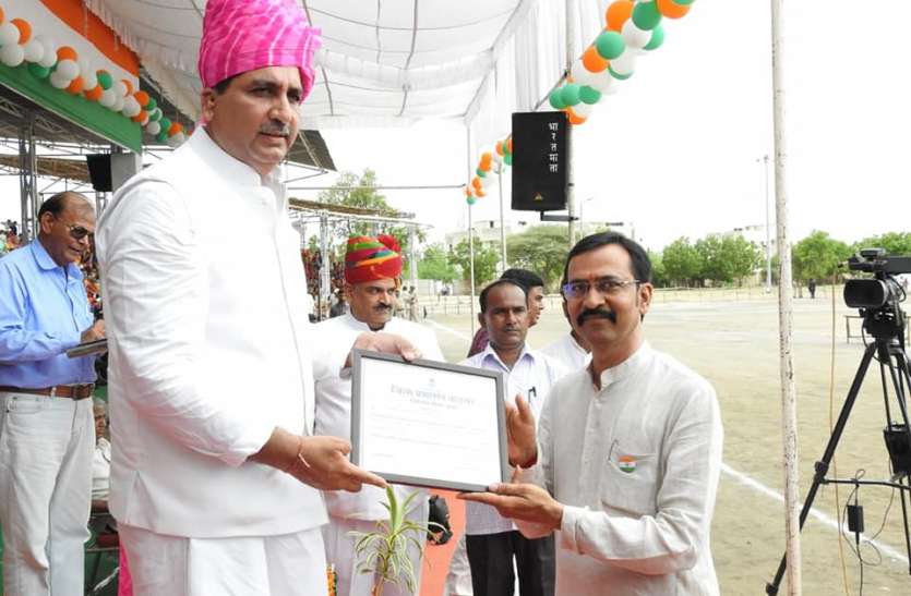 56 people honored in Barmer स्वतंत्रता दिवस पर बाड़मेर में 56 लोगों का हुआ सम्मान