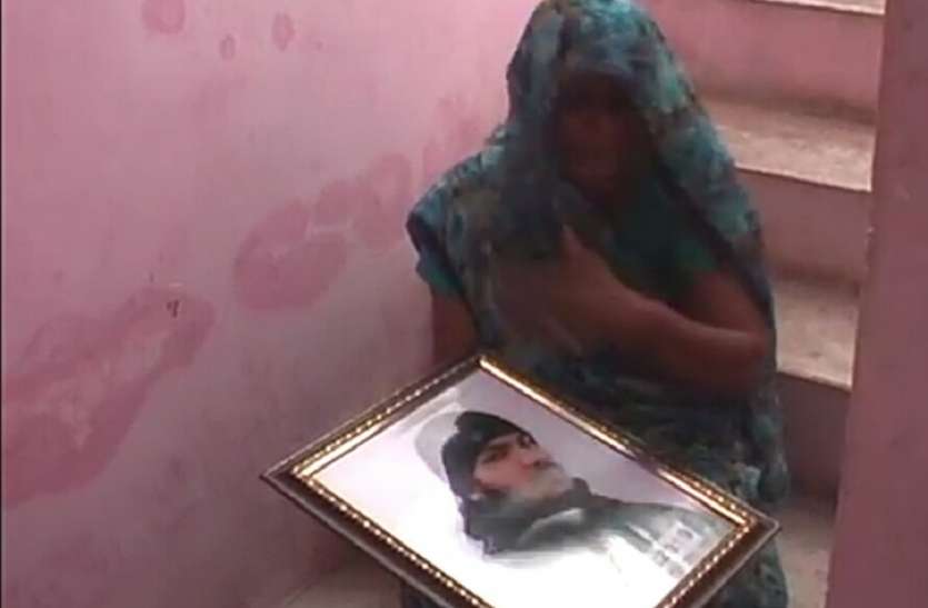 shahid ki maa रक्षाबंधन की नहीं थी घर मे खुशियां, शहीद के घर में पसरा था सिर्फ सन्नाटा, तस्वीर लिए कुछ यूं कह रही थी मां