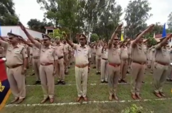 up 100 policemen honoured award बेस्ट रिस्पांस टाइम देने वाले पुलिसकर्मियों को किया गया सम्मानित
