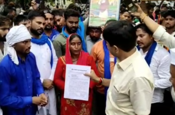 dalit organizations gathered for mandir मंदिर तोड़ने पर आक्रोशित हुआ दलित समाज, कही यह बड़ी बात