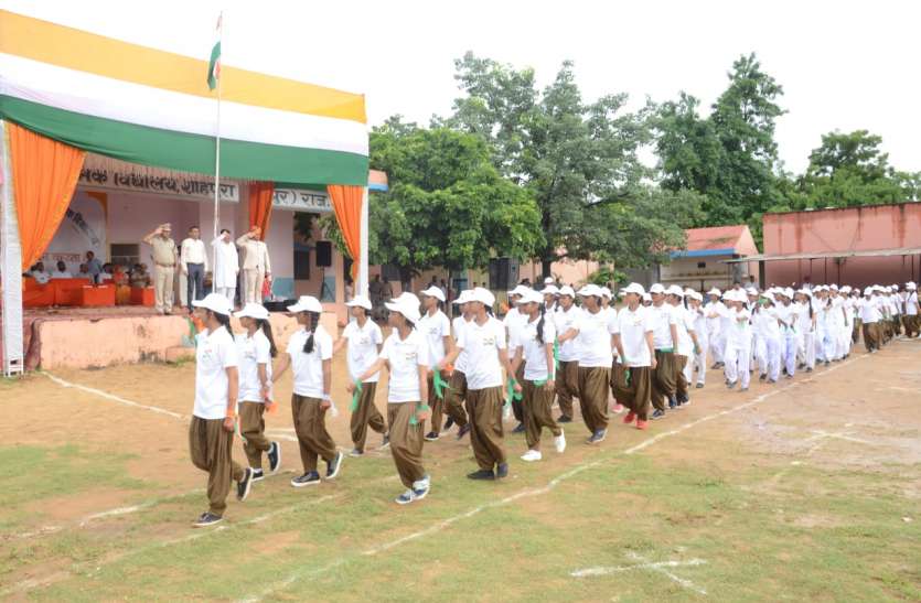 sp Independence day : आजादी के तरानों के बीच बहनों ने भाई की कलाई पर बांधा रक्षा सूत्र