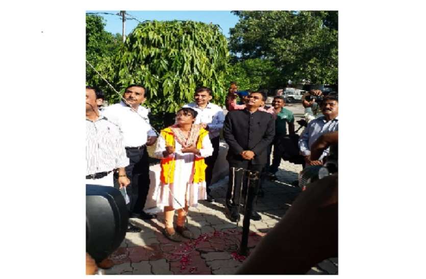 स्वतंत्रता दिवस पर बनारस में तिरंगा फहराती सफाईकर्मी चंदा बानो #Independence Day 2019- PM मोदी के क्षेत्र में अनूठी पहल, महिला सफाईकर्मी ने फहराया तिरंगा