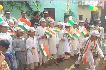 Muslim community celebrate 73 independence day in madrasas of gzb 73वें स्वतंत्रता दिवस पर मदरसे के बच्चों ने ऐसे मनाया जश्न कि सभी जगह हो रही है चर्चा