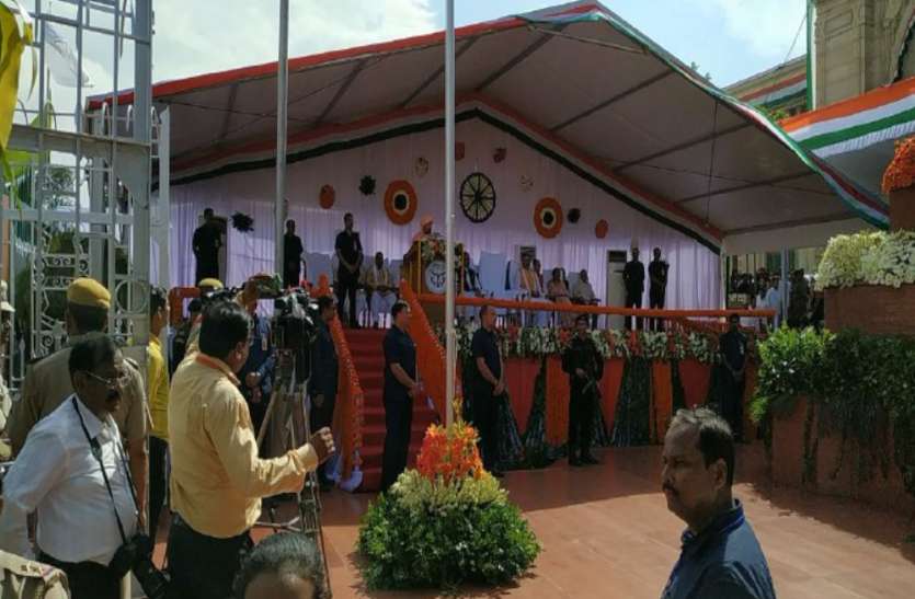 Independence Day 2019 Independence Day पर सीएम योगी ने लिया बड़ा संकल्प, कहा- कश्मीरी भाई-बहनों की जिंदगी में आज नया सवेरा, राज्यपाल ने भी दी बधाई