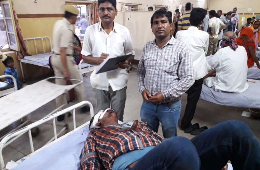 फलोदी के राजकीय चिकित्सालय में भर्ती घायल कार-ट्रक में हुई भिडन्त, चार घायल
