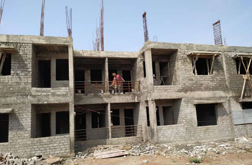 Negligence of Municipal Corporation katni in Pm Awas Construction PM Awas: इस शहर में गरीबों के आशियाने का सपना कैसे होगा पूरा, जब जारी है नगर निगम की ऐसी बेपरवाही
