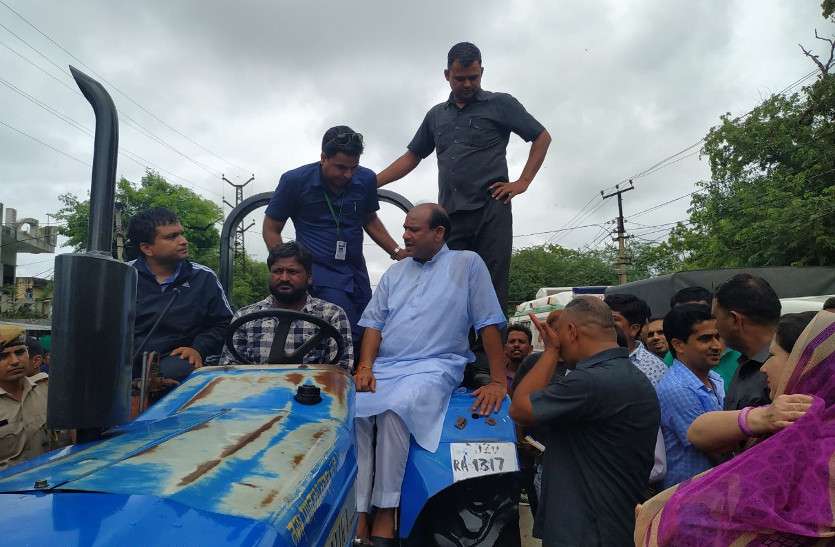 Flood In Kota, Loksabha Speaker Om Birla On Visit लोकसभा अध्यक्ष ओम बिरला के संसदीय क्षेत्र में बाढ़, पूरे लवाजमे के साथ लेने पहुंचे राहत कार्य का जायजा