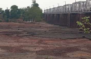 Water gets no benefit in rain of Vyarma Rivar in damoh बारिश में बह जाता है व्यारमा का पानी नहीं मिलता है लाभ