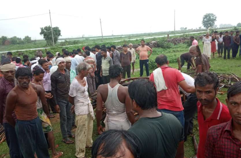 antim sanskar मुक्तिधाम में नहीं टीन शेड, लोगों को भीगते हुए करना पड़ रहा अंतिम संस्कार