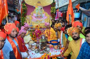 bhadon mela shobha yatra in jhansi यहां एक साथ दिखे इतने देव दरबार, लोगों ने बरसाए फूल