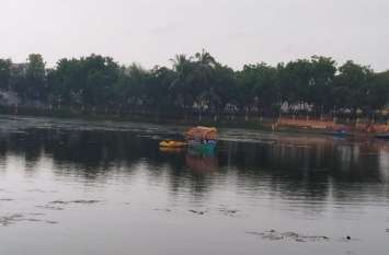 The boat survived the turn of the selfie, 6 teenagers were in 4 seater सेल्फी के चक्कर में बीच तालाब में नाव पलटने से बची, 4 सीटर में 6 किशोर थे सवार