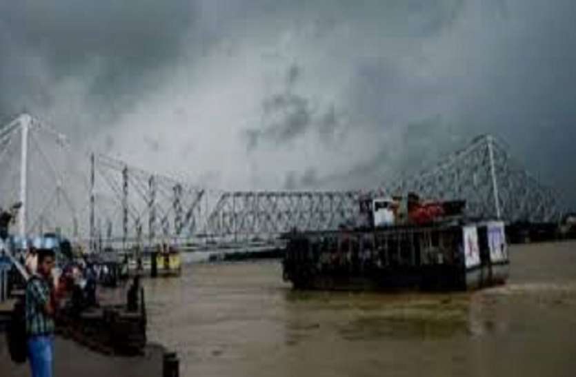 kolkata बांग्लादेश में चक्रवात से बंगाल में तेज बारिश, विक्टोरिया में वज्रपात से युवक की मौत