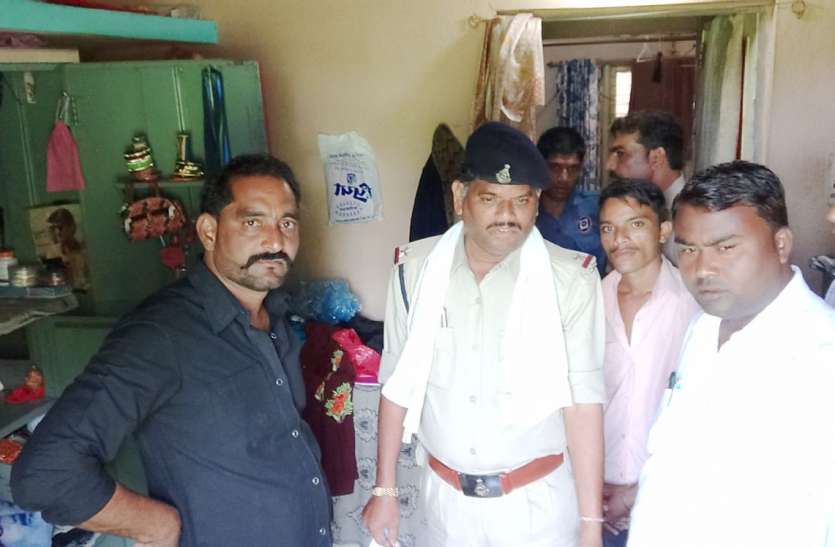 Broke locks, cash at five places in one night एक ही रात में पांच स्थानों पर टूटे ताले, नकदी सहित सोने-चांदी के आभूषण उड़ाए