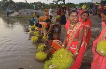 Cajalia immersion done in water sources जलस्रोतों में किया गया कजलिया का विसर्जन