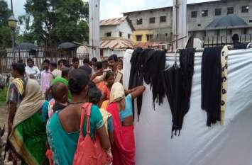 Jan Chaupal: No entry with black color clothes in CM jan chaupal CM के कार्यक्रम में लोगों के उतरवाए गए गमछे और दुपट्टे