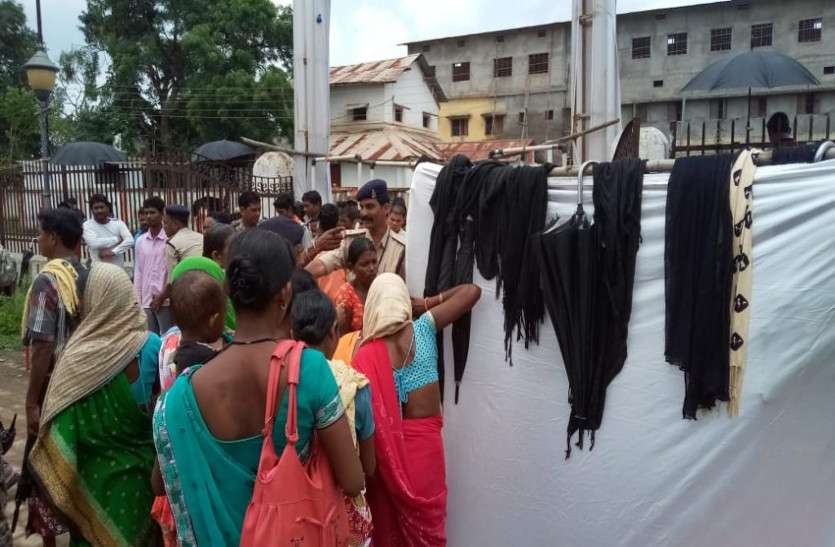 Jan Chaupal CM के कार्यक्रम में लोगों के उतरवाए गए गमछे और दुपट्टे