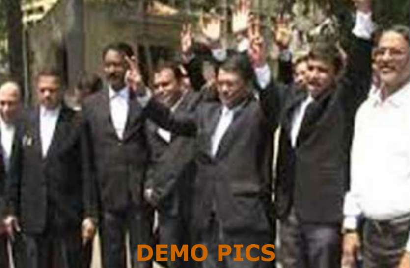 advocate protest सड़क पर उतरे हाईकोर्ट के वकील, शनिवार को भी नहीं करेंगे काम